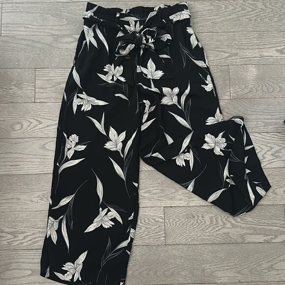 A New Day | Flowy Cropped Floral Pants - Picture 2 of 5